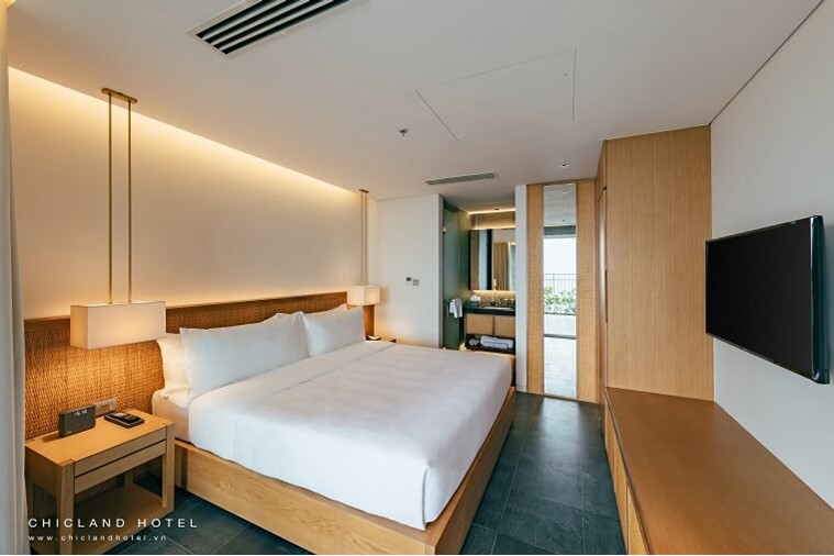 One Bedroom Luxury Ocean Front Apartment with Balcony (Phong Ba)